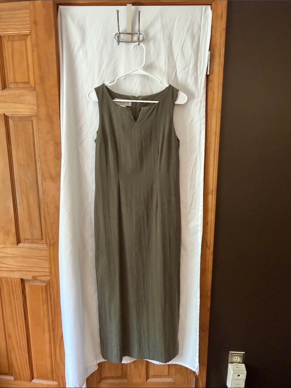 Jones Wear Olive Green Sleeveless Maxi Dress